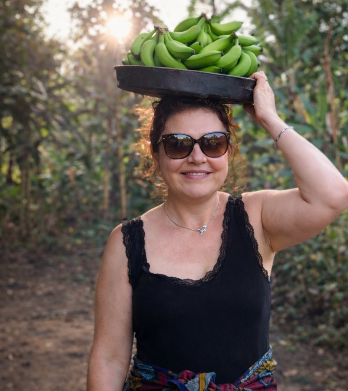 Une personne écrivant dans un journal de safari