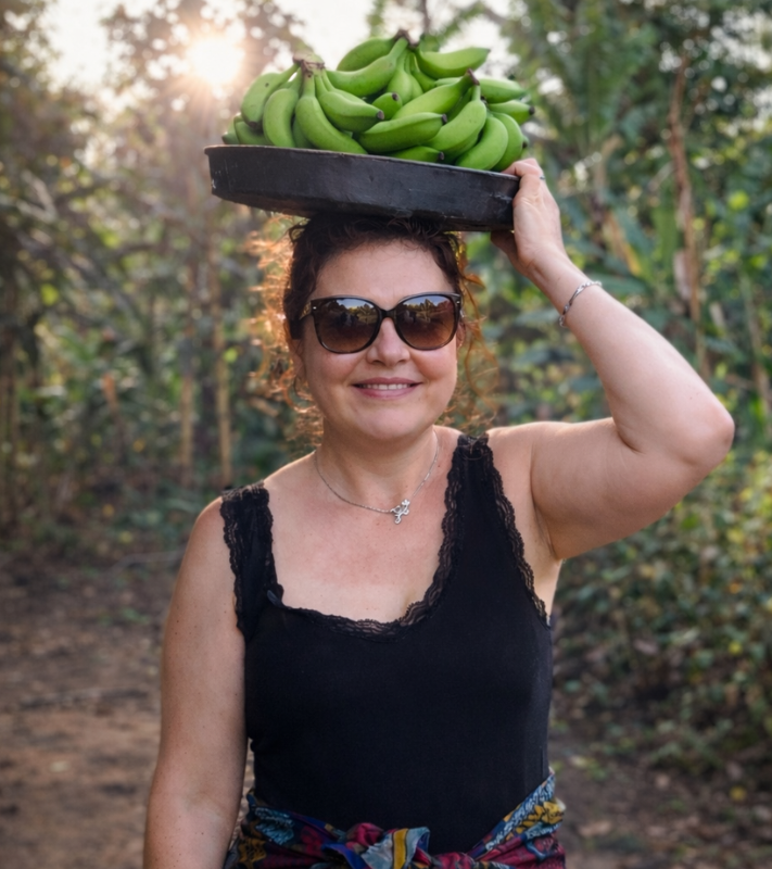 Une personne écrivant dans un journal de safari